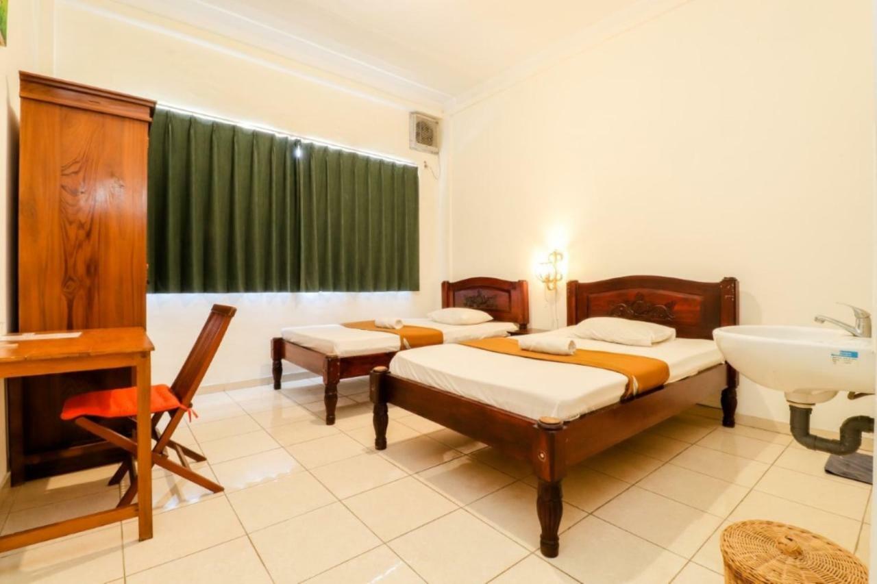 Palmyra Hostel Malang Eksteriør billede