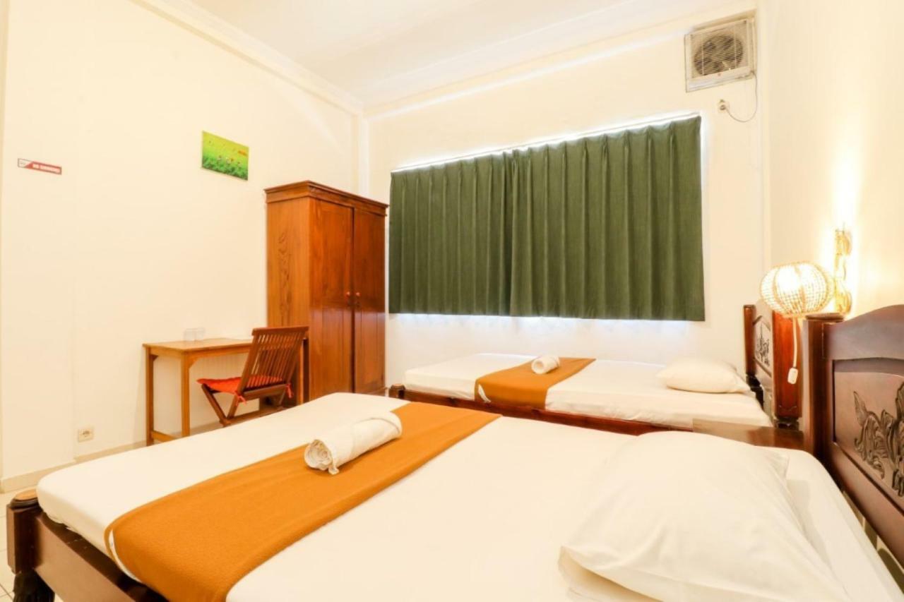 Palmyra Hostel Malang Eksteriør billede